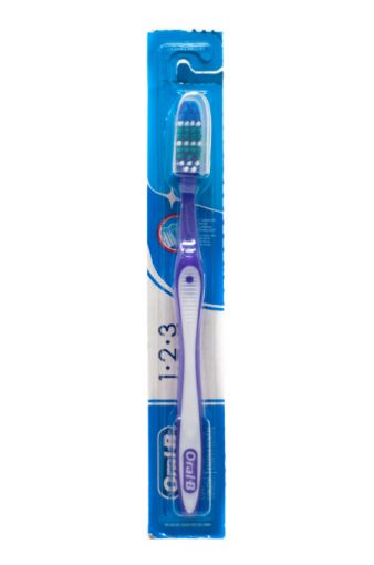 Imagen de CEPILLO DENTAL MEDIO ORAL-B 123 CON PROTECTOR 