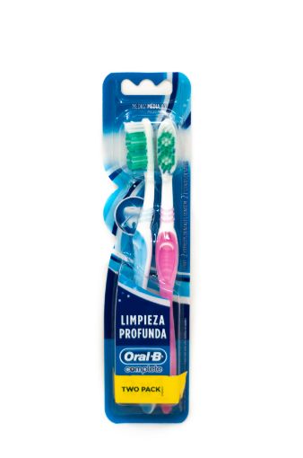 Imagen de CEPILLO DENTAL MEDIO ORAL-B COMPLETE 2 und 